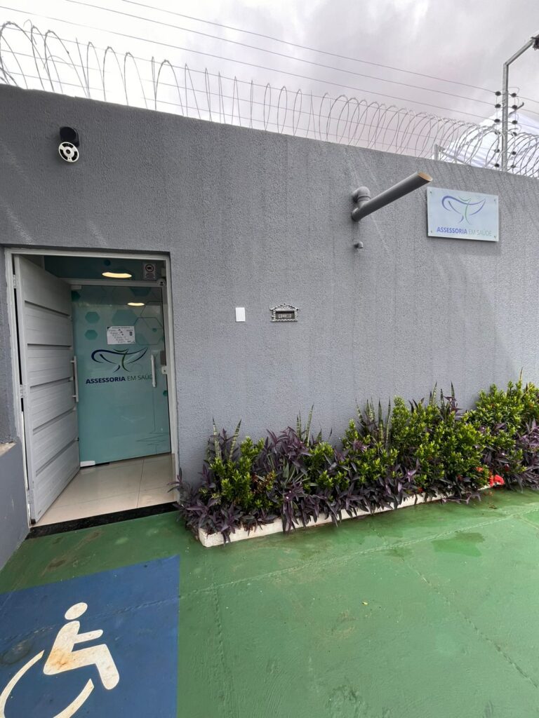 Fachada da Assessoria em Saúde com entrada e vaga acessível