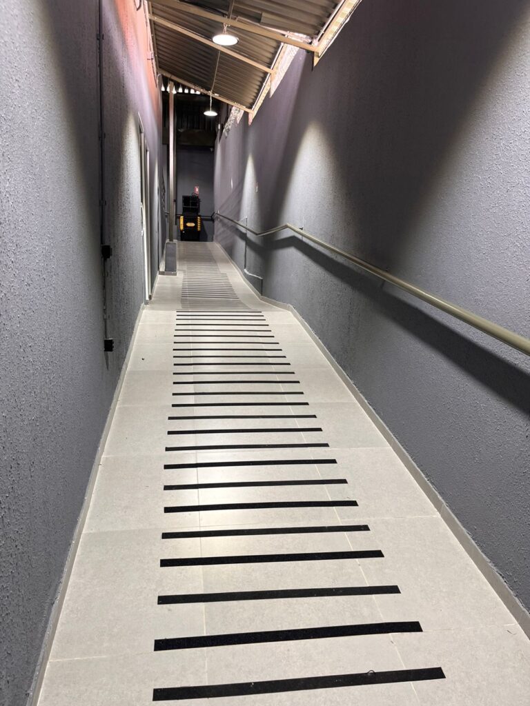 Rampa de acesso com piso antiderrapante e corrimão
