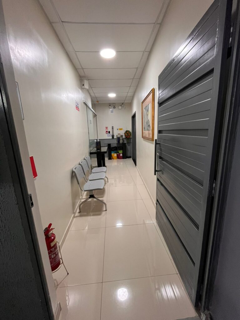 Corredor de recepção e espera da Assessoria em Saúde